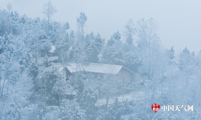 Giữa mùa đông lạnh không tưởng ở Trung Quốc, gia đình vẫn mở tiệc linh đình, ăn cỗ ngay dưới trời mưa tuyết